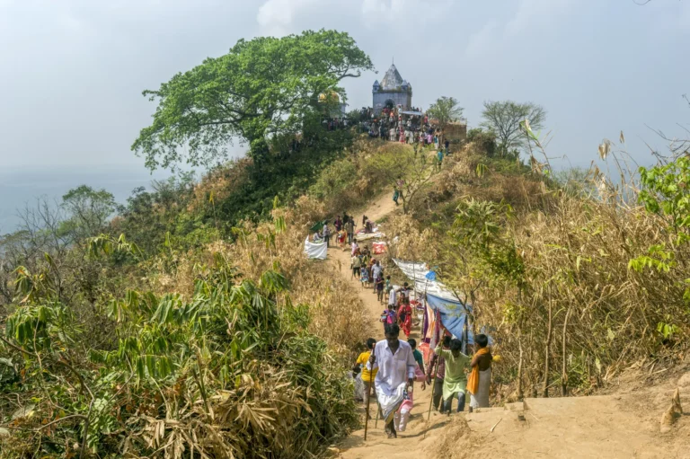 সীতাকুণ্ডে চন্দ্রনাথ মন্দিরের পথে পাহাড়ি পথ ও দর্শনার্থী
