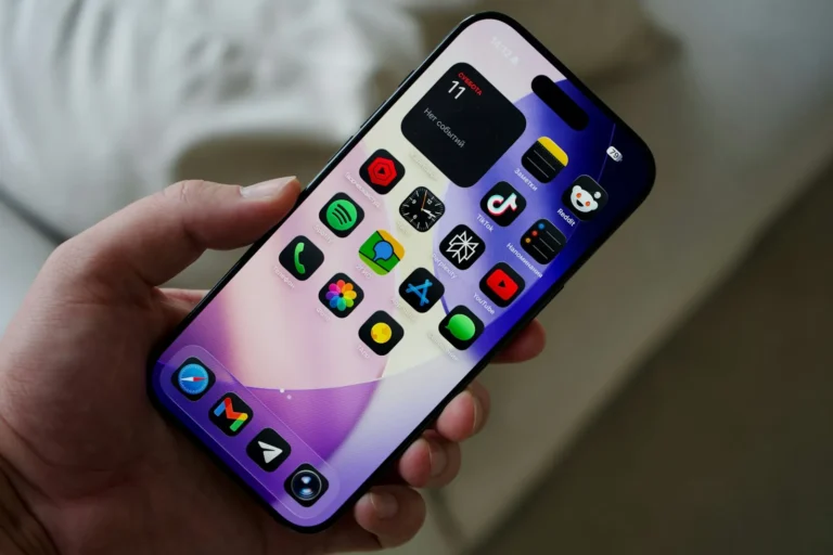 হাতে ধরা iPhone Air-এর বাস্তব ছবি, পর্দায় অ্যাপের আইকন
